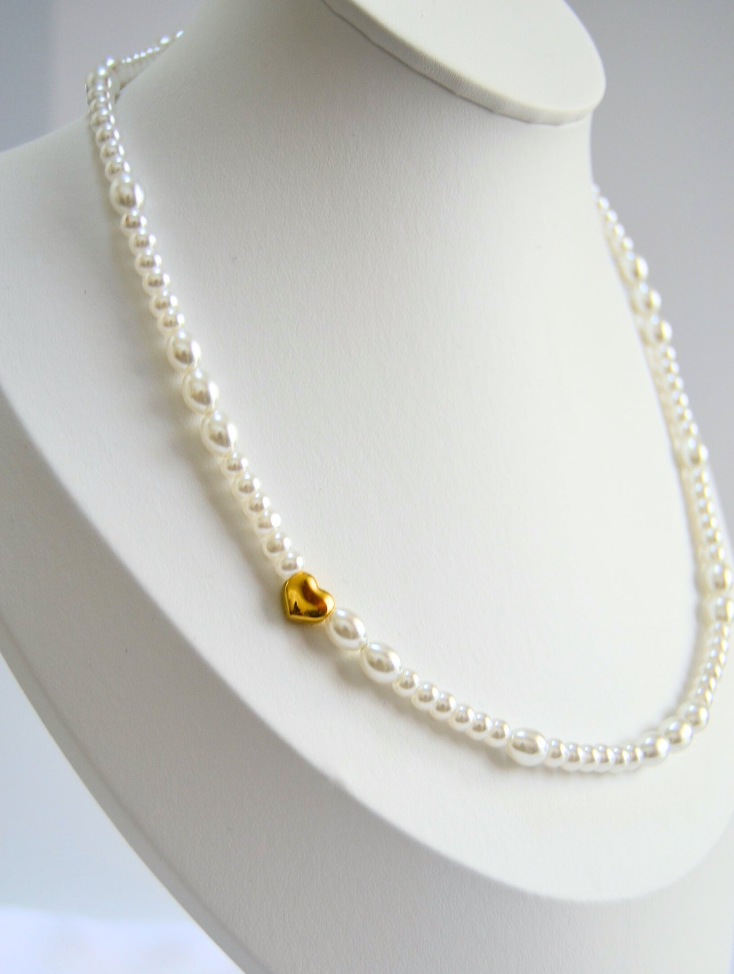 Aura Single Strand Choker Pearl Necklace